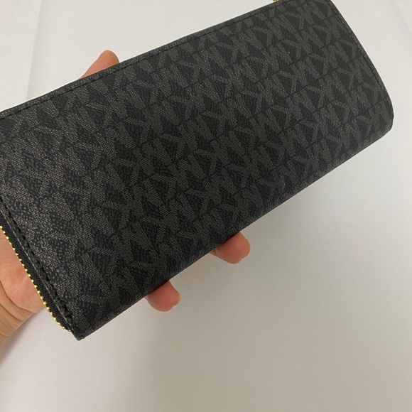 Michael Kors jet set three quarters zipper wallet - Picture 12 of 14